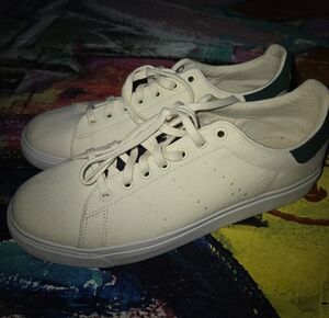 Adidas mens Low-Top Canvas Sneakers in Cream with Green Heel Accent